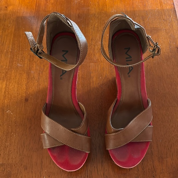 MIA Wedges! Pre-Owned condition - Picture 2 of 5